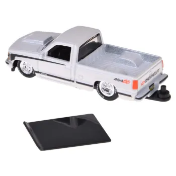 Prezentacja zestawu Chevrolet 454 SS Pick-up 1:64 wraz z białym kamperem