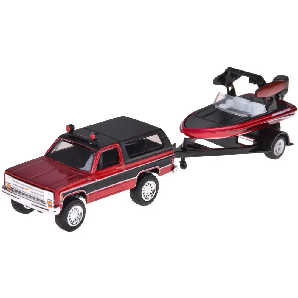 Zestaw kolekcjonerski Chevrolet K5 Blazer z przyczepą widoczny z boku