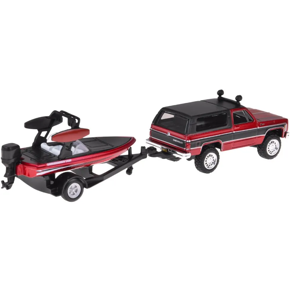 Odczepiana łódź umieszczona na przyczepie obok samochodu terenowego