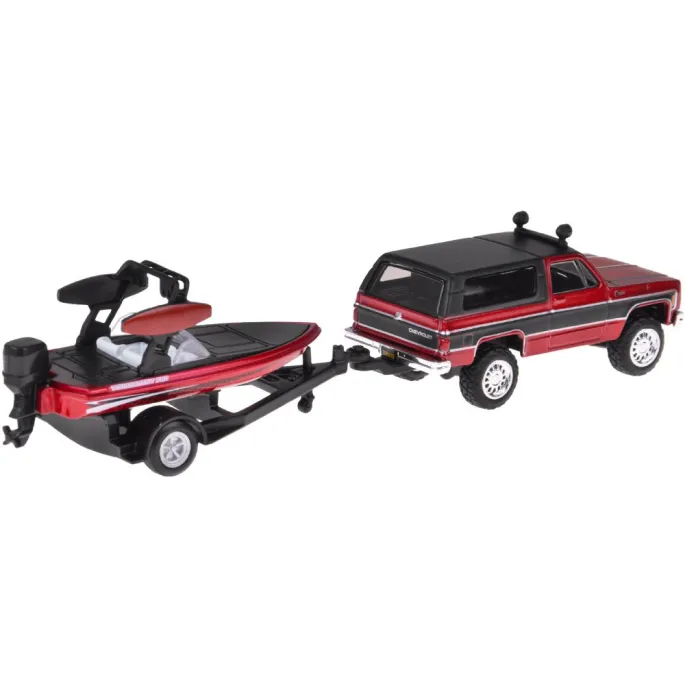 Odczepiana łódź umieszczona na przyczepie obok samochodu terenowego