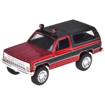 Kolekcjonerskie auto Chevrolet K5 Blazer wraz z łodzią eksponowane na półce