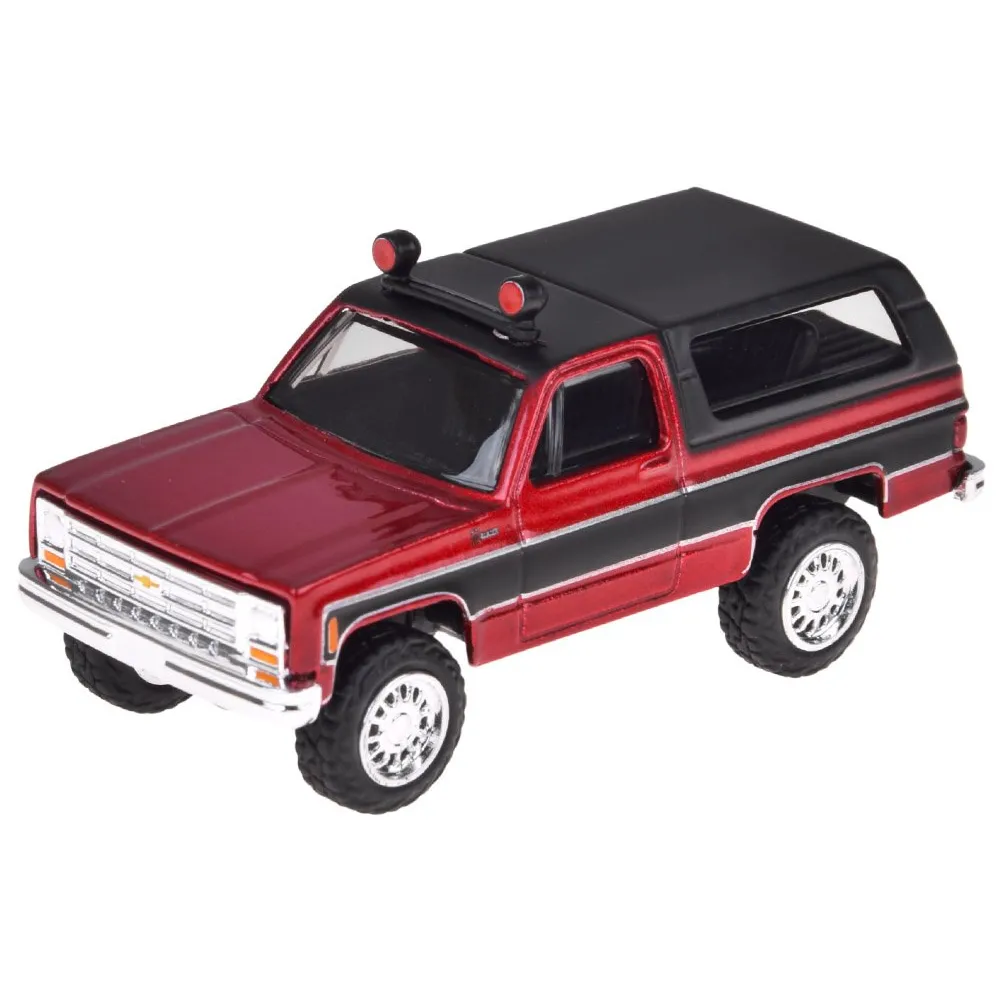 Kolekcjonerskie auto Chevrolet K5 Blazer wraz z łodzią eksponowane na półce