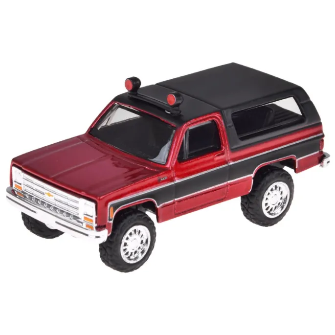 Kolekcjonerskie auto Chevrolet K5 Blazer wraz z łodzią eksponowane na półce