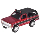 Kolekcjonerskie auto Chevrolet K5 Blazer wraz z łodzią eksponowane na półce