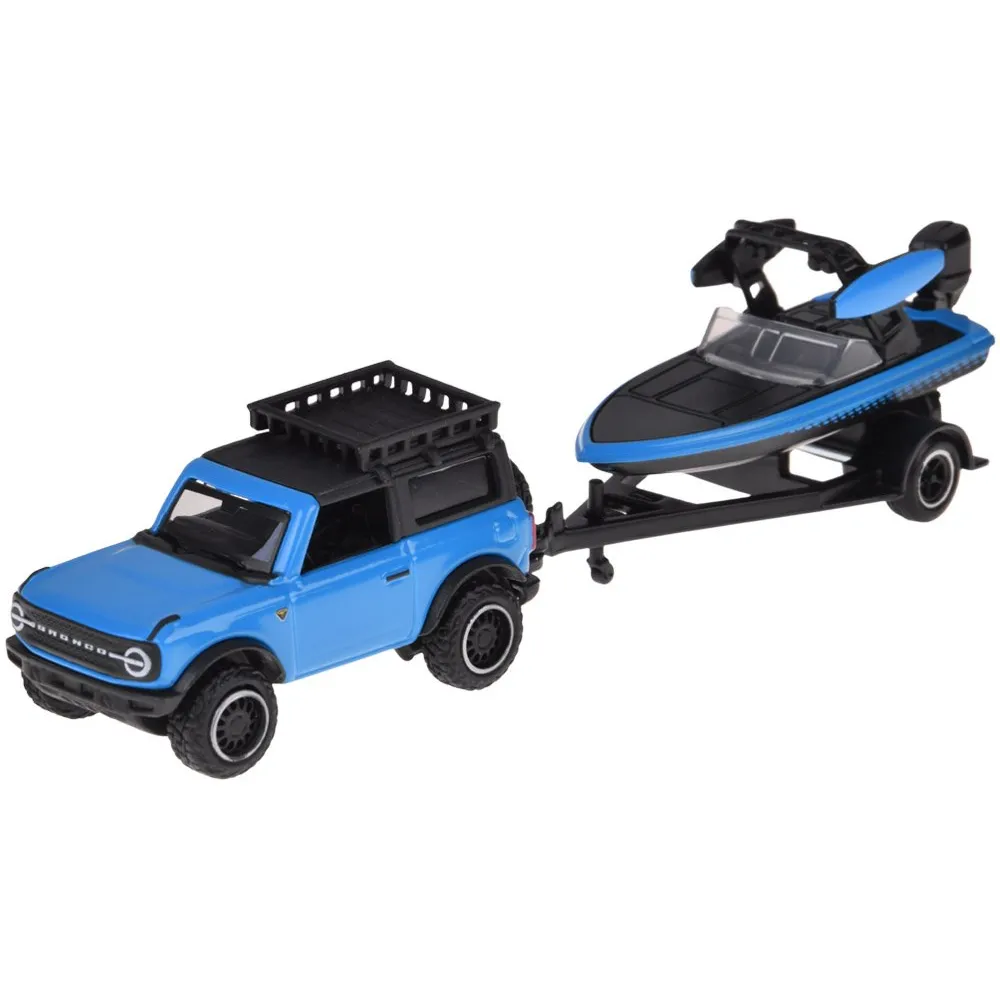 Zbliżenie na miniaturową łódź na przyczepie do Ford Bronco 1:64