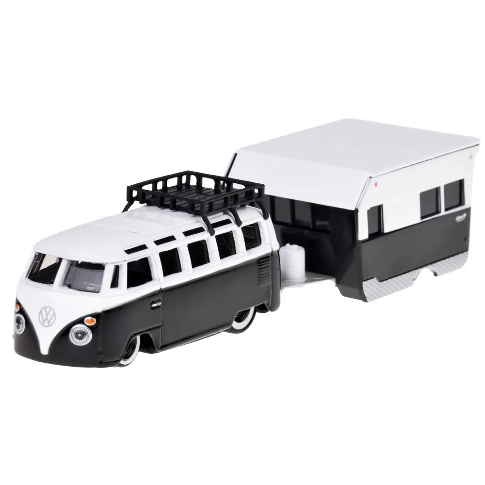 Zbliżenie na metalowe nadwozie Volkswagena z przyczepą