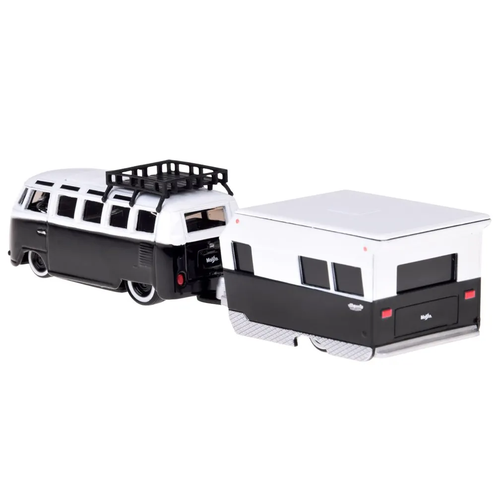 Kompaktowy model Volkswagen Van Samba z przyczepą w ręce