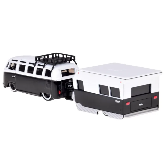 Kompaktowy model Volkswagen Van Samba z przyczepą w ręce