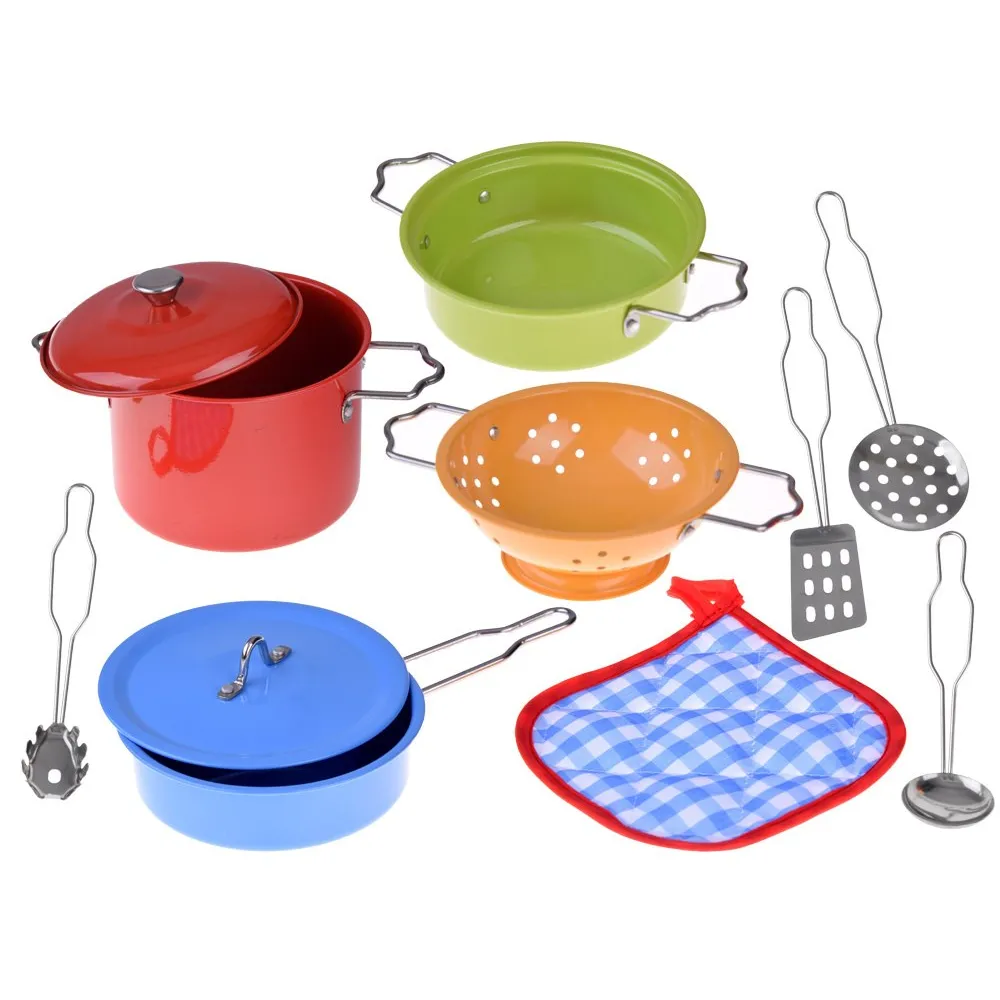 zbliżenie na malowany garnek z pokrywką dla małego kucharza