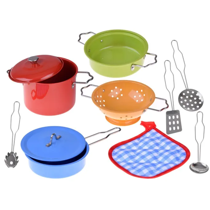 zbliżenie na malowany garnek z pokrywką dla małego kucharza