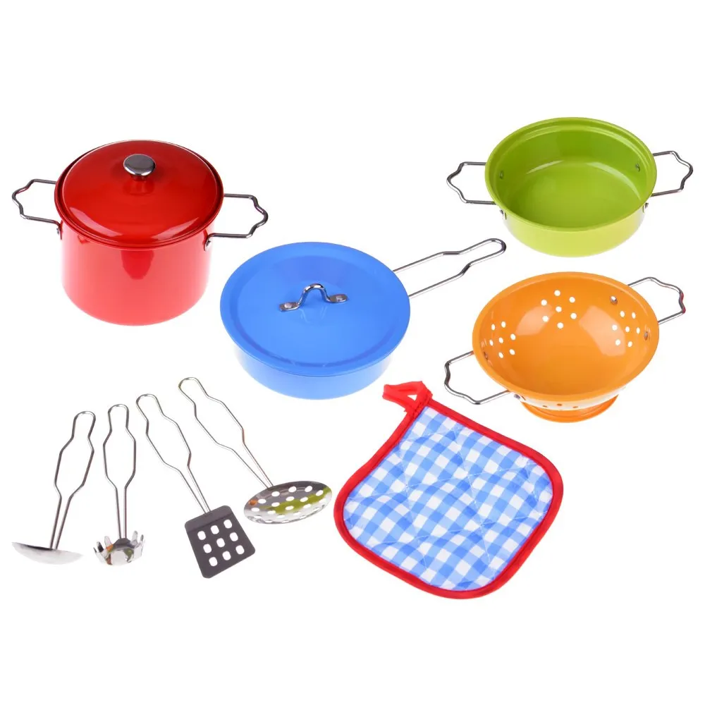 różnorodne naczynia kuchenne z zestawu dla dzieci leżące obok siebie