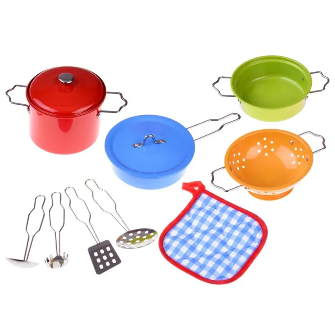 różnorodne naczynia kuchenne z zestawu dla dzieci leżące obok siebie