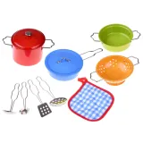 różnorodne naczynia kuchenne z zestawu dla dzieci leżące obok siebie