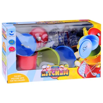 durszlak i patelnia z zestawu dla dzieci na jasnym tle