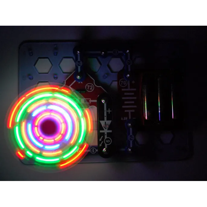 układ zasilania z pojemnikiem na baterie oraz podłączone komponenty