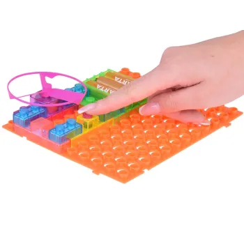 Kolorowe komponenty elektroniczne oraz instrukcja z zestawu Mały elektryk