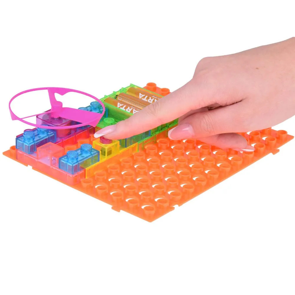 Kolorowe komponenty elektroniczne oraz instrukcja z zestawu Mały elektryk