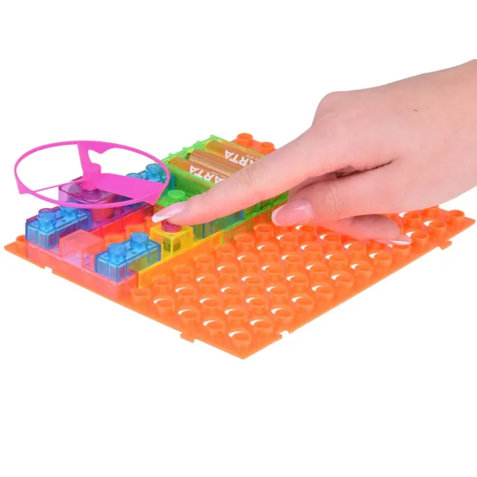 Kolorowe komponenty elektroniczne oraz instrukcja z zestawu Mały elektryk