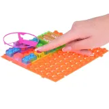 Kolorowe komponenty elektroniczne oraz instrukcja z zestawu Mały elektryk