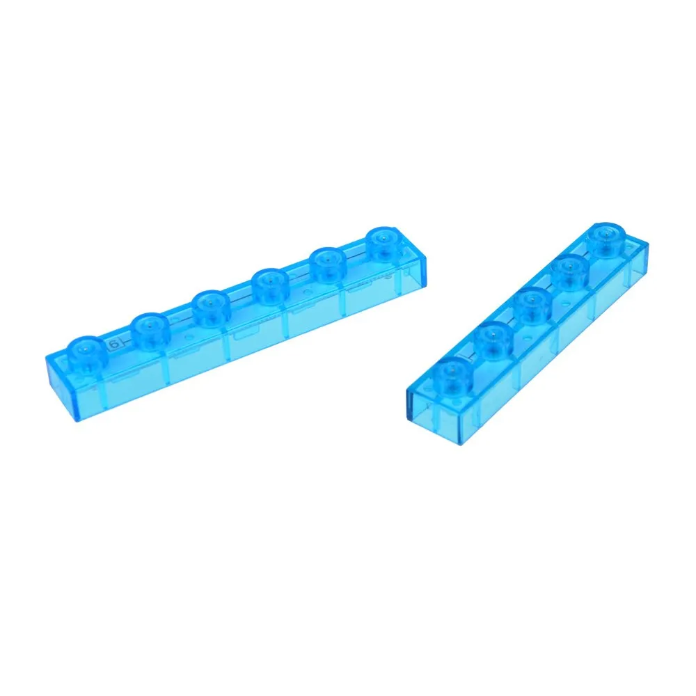 Zbliżenie na diody LED i przewody w zestawie do budowy układów