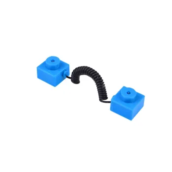 Obrazek pokazujący dziecko konstruujące układ elektroniczny