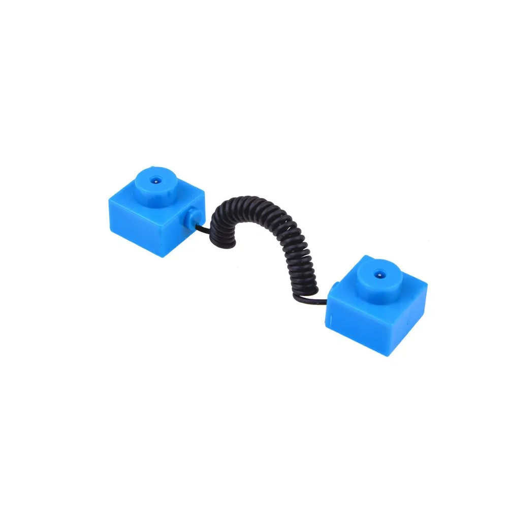 Obrazek pokazujący dziecko konstruujące układ elektroniczny