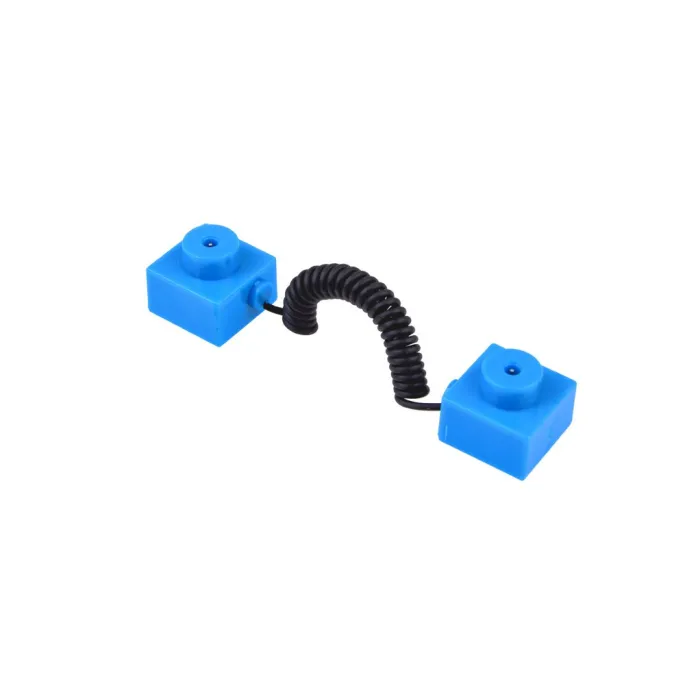 Obrazek pokazujący dziecko konstruujące układ elektroniczny