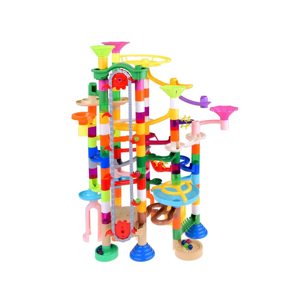 zbliżenie na elementy plastikowego toru kulkowego marble