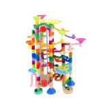 zbliżenie na elementy plastikowego toru kulkowego marble