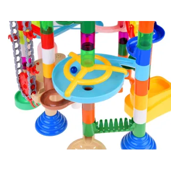 dziecko budujące trasę z elementów marble mega toru