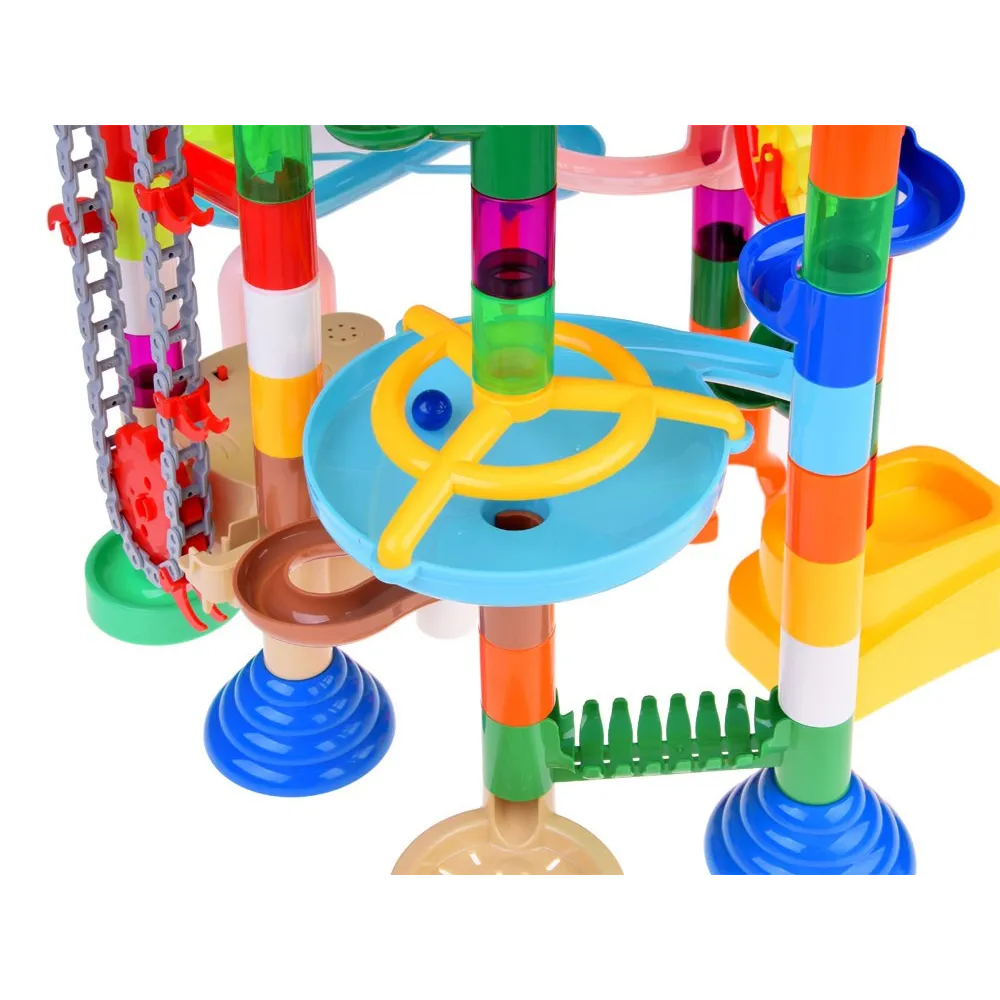 dziecko budujące trasę z elementów marble mega toru