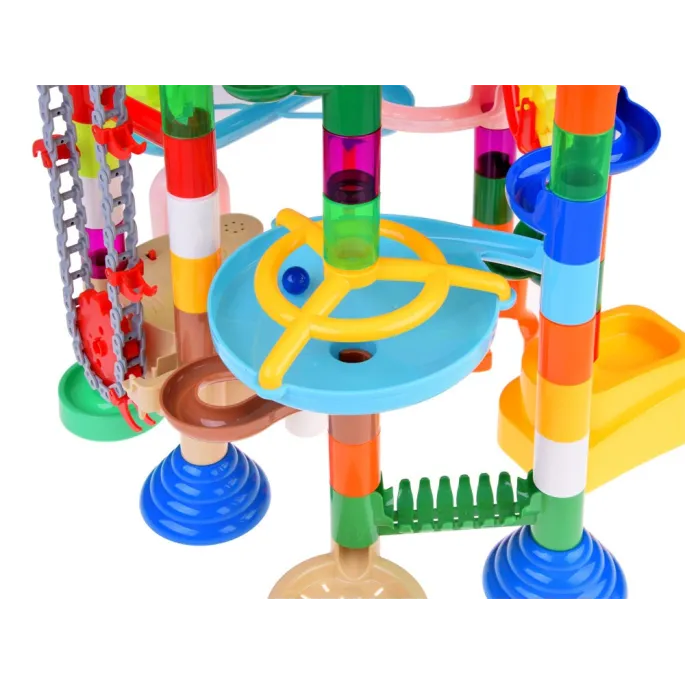 dziecko budujące trasę z elementów marble mega toru