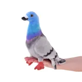 maskotka gołąbek prezentowana jako element dekoracyjny pokoju