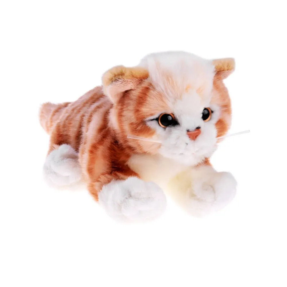 Rudy pluszowy kotek leżący, widok z boku na całego pluszaka