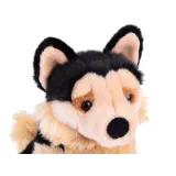 zbliżenie na głowę maskotki owczarka niemieckiego z widocznymi oczkami