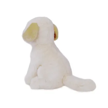 Miękki pluszak labrador prezentowany w stabilnej pozycji siedzącej