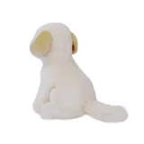 Miękki pluszak labrador prezentowany w stabilnej pozycji siedzącej