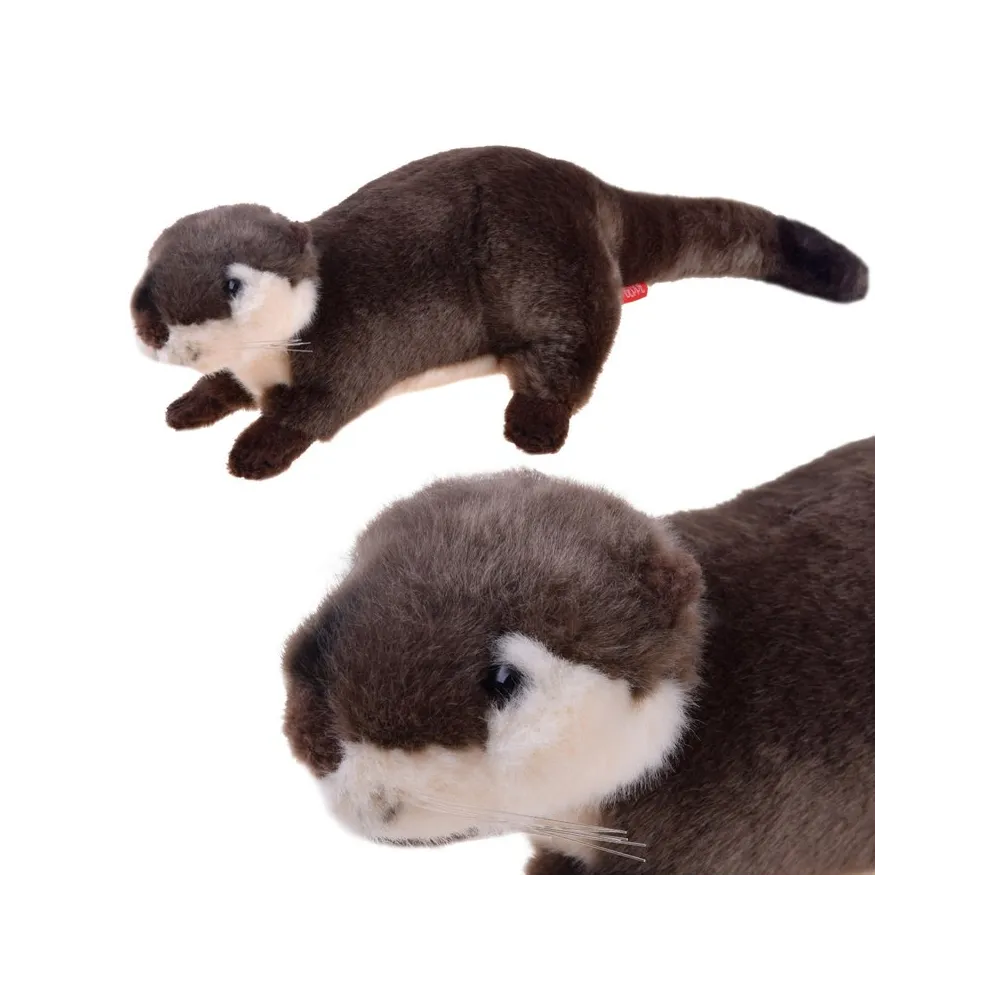 pluszowa wydra europejska o długości 20cm przedstawiona na białym tle