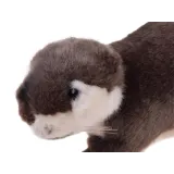 detal miękkiego futerka maskotki wydry oraz jej wyszywany nosek