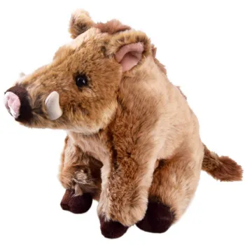 pluszowy dzik Pumba stojący na białym tle, widoczne realistyczne detale