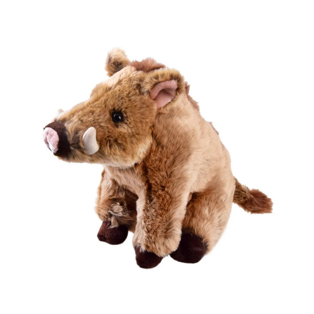 pluszowy dzik Pumba stojący na białym tle, widoczne realistyczne detale