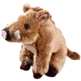 pluszowy dzik Pumba stojący na białym tle, widoczne realistyczne detale