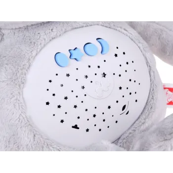 króliczek wyświetlający gwiazdy na suficie w dziecięcym pokoju