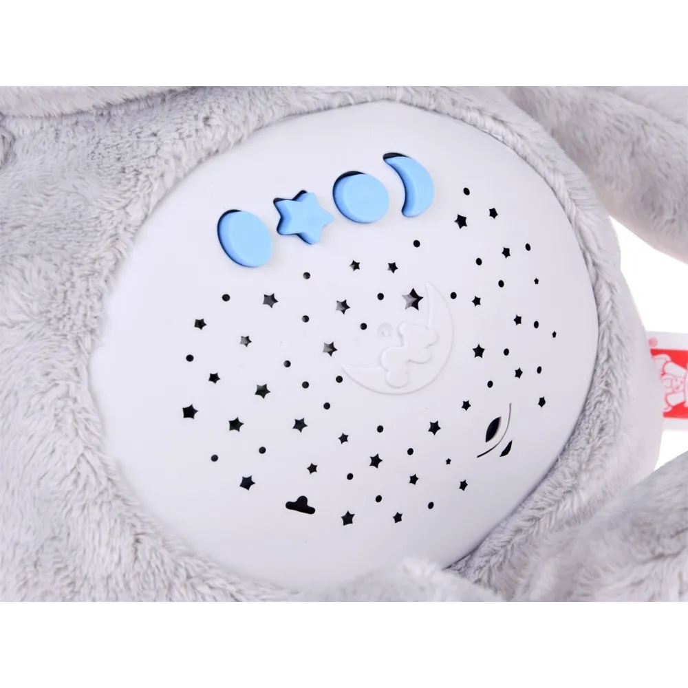 króliczek wyświetlający gwiazdy na suficie w dziecięcym pokoju