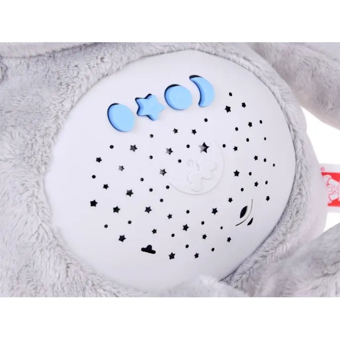 króliczek wyświetlający gwiazdy na suficie w dziecięcym pokoju