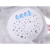 króliczek wyświetlający gwiazdy na suficie w dziecięcym pokoju