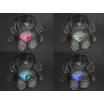 pluszowy króliczek projektor na łóżeczku dziecka