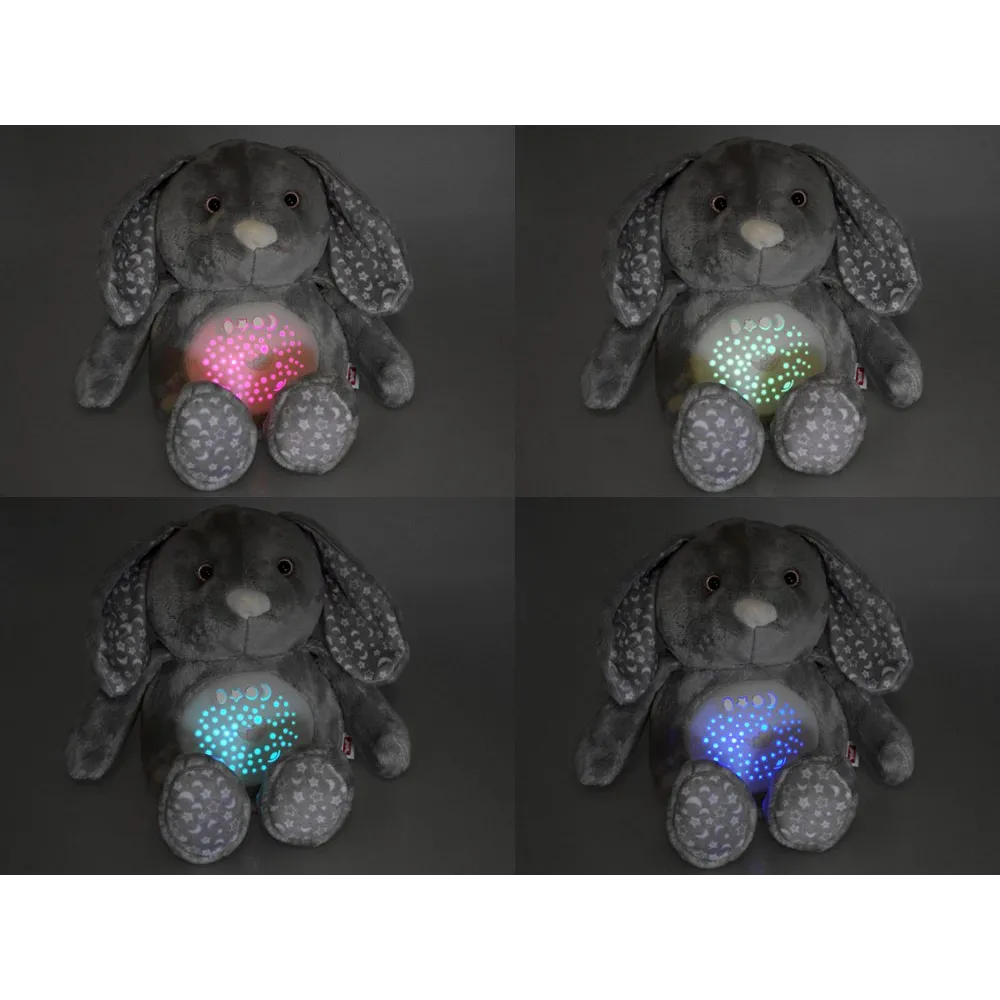 pluszowy króliczek projektor na łóżeczku dziecka