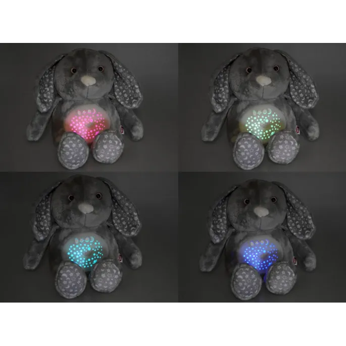 pluszowy króliczek projektor na łóżeczku dziecka