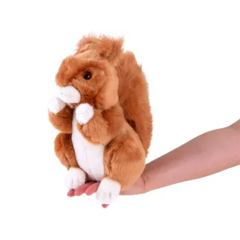 Pluszowa wiewiórka na tle jasnego tkaninowego materiału